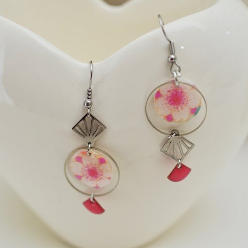 Petites boucles d’oreilles asymétriques avec du joli papier japonais rose fleuri et des petits éventails en acier