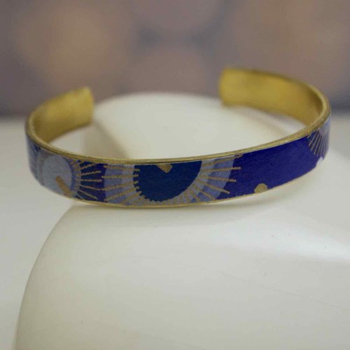 Bracelet jonc plat en laiton brut en papier japonais vernis bleu, un bijou pour les passionnés du japon, idée cadeau pour femme