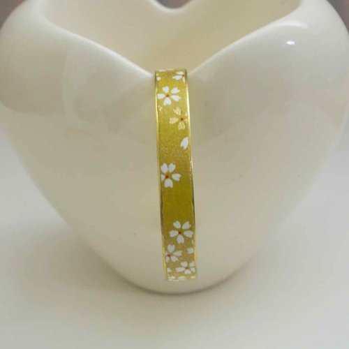 Bracelet jonc plat en laiton brut en papier japonais vernis jaune moutarde, un bijou pour les passionnés du japon, idée cadeau pour femme