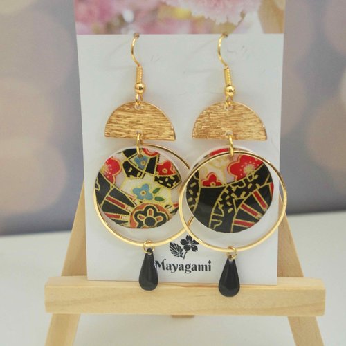 Boucles d'oreilles fantaisie avec du papier japonais noir fleuri et un petit médaillon émaillé noir