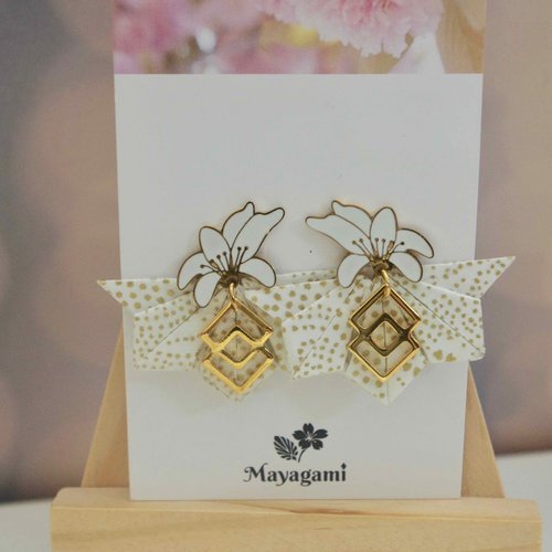 Boucles d’oreilles origami en papier japonais avec des puces fleuris en acier – bijou artisanal élégant et léger