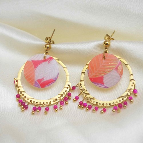 Boucles d'oreilles créoles avec un médaillon de nacre recouvert de papier japonais et des petites perles roses