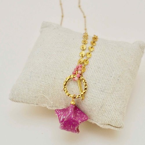 Collier avec une étoile origami en papier japonais résiné et une chaine en acier avec des petits médaillons et des petites perles roses
