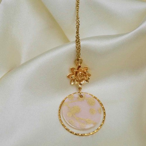 Collier avec pendentif en nacre recouvert de papier japonais rose et or résiné et un petit médaillon fleuri