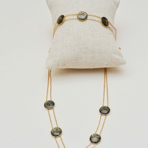 Parure de bijou avec un bracelet et un collier en acier doré avec du papier japonais résiné noir et or
