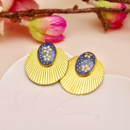 Boucles d'oreilles coquillage avec du papier washi bleu bleu nuit avec des fleurs sakuras dorées