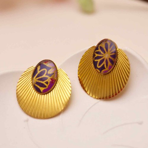 Boucles d’oreilles en acier doré en forme de coquillage avec un cabochon en papier japonais résiné