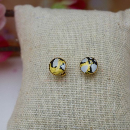 Petites boucles d'oreilles minimaliste avec des puces en acier , création unique mayagami création