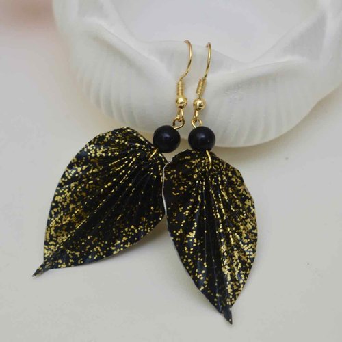 Boucles d’oreilles origami, bijoux feuilles noires à pois dorés avec des pierres naturelles des onyx et en acier
