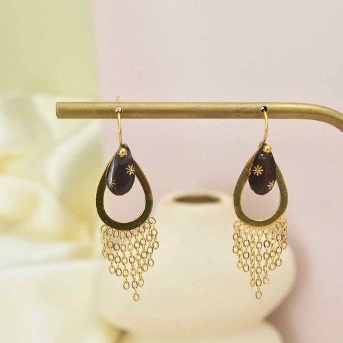 Boucles d'oreilles dorées goutte chaînes pendantes et un médaillon recouvert de papier japonais bleu nuit et avec des petites étoiles