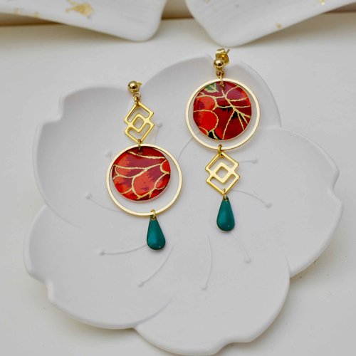 Boucles d'oreilles asymétriques avec du papier japonais rouge intense et des sequins émaillés verts avec des petits losanges ajourés