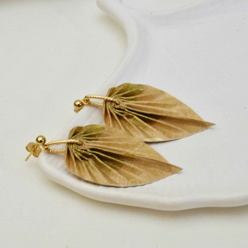 Boucles d'oreilles origami feuilles aux couleurs dorées avec son papier japonais verni pour résister au temps qui passe