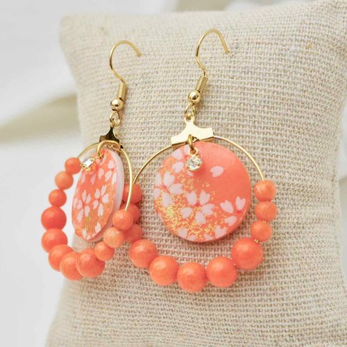 Boucles d’oreilles créoles "sakura" avec des médaillons de nacre recouvert de papier japonais résiné