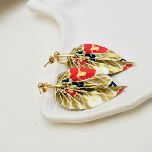 Boucles d'oreilles origami feuilles aux couleurs dorées et fleuries avec son papier japonais verni pour résister au temps qui passe