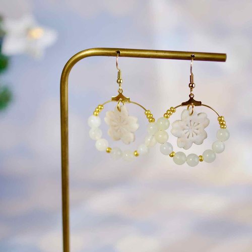 Boucles d’oreilles en acier avec des fleurs de sakura en polymère fait main avec des perles jaunes pales des citrines