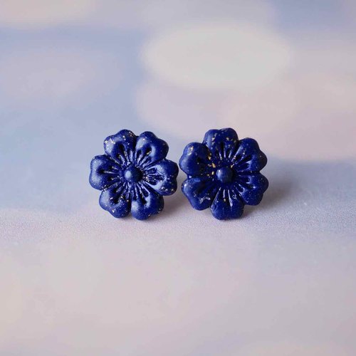 Puces d’oreilles artisanales en forme de fleur de cerisier, réalisées en polymère bleu nuit aux reflets dorés