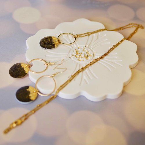 Parure de bijou avec des boucles d'oreilles et un collier en acier doré avec du papier japonais résiné noir et or
