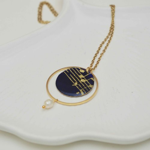 Collier de médaillon avec du papier japonais bleu et des notes de musique et une perle d'eau douce