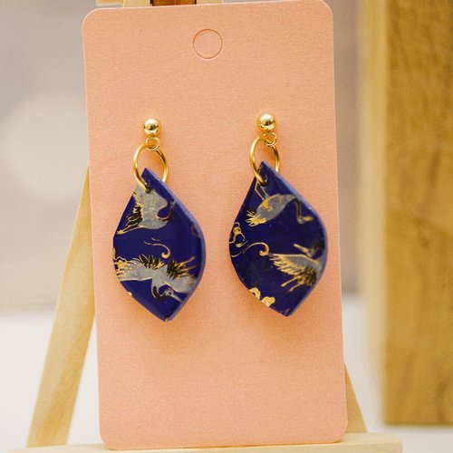 Boucles d’oreilles artisanales réalisées en polymère bleu nuit et avec des puces dorées en acier en forme de goutte