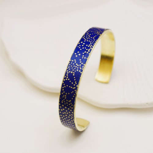 Bracelet jonc plat en laiton brut en papier japonais vernis bleu intense et or, un bijou au style nippon minimaliste
