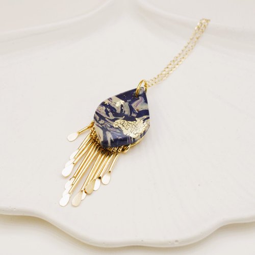 Collier avec un grand médaillon de frange en acier avec une goutte polymere bleu nuit et or