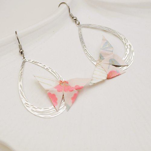 Boucle d’oreille origami papillon avec son médaillon argenté