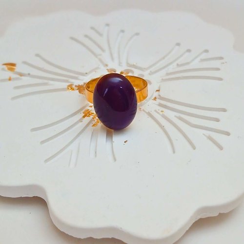 Bague ajustable avec un cabochon de violine