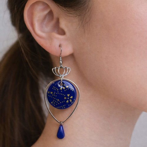 Boucles d'oreilles avec du papier japonais bleus et des sequins émaillés bleus avec des petites gouttes ajourées