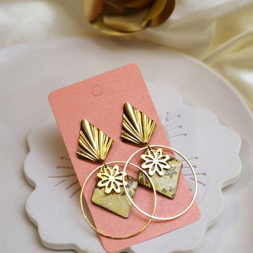 Boucles d'oreilles dorées avec des losanges et du papier japonais beige vert or et un cercle avec son médaillon de fleur et son éventail