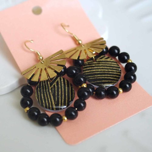 Boucles d’oreilles avec des médaillons de nacre recouvert de papier japonais résiné et des perles naturelles des onyx noirs