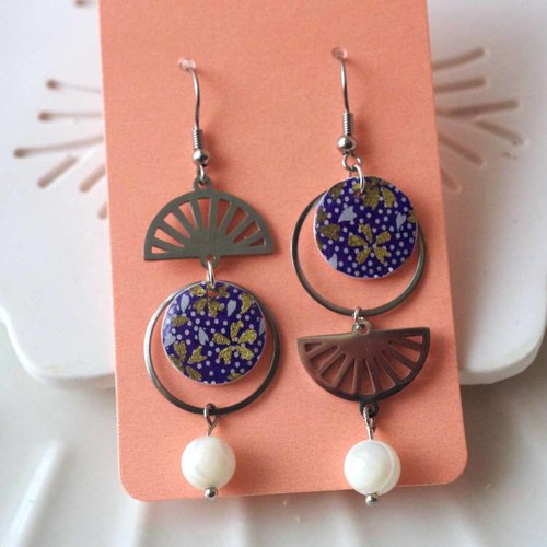 Boucles d’oreilles asymétriques en acier avec un cabochon en papier japonais bleu fleuri résiné