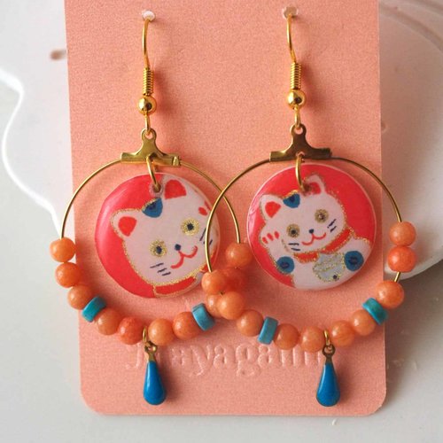 Boucles d’oreilles avec des médaillons de nacre et papier japonais résiné avec des chats maneki