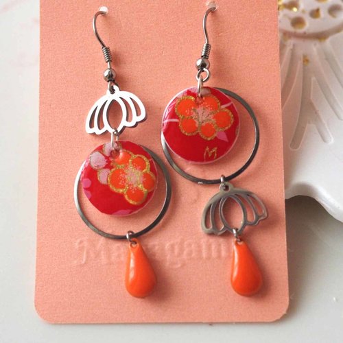Boucles d'oreilles asymétriques avec un médaillon recouvert de papier japonais rouge orange