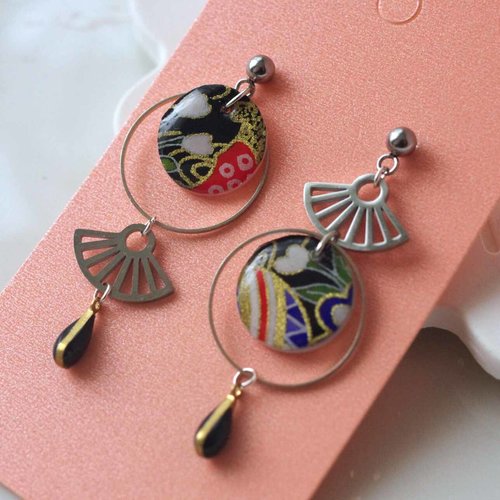 Oucles d’oreilles asymétriques en acier inoxydable avec des médaillons en papier japonais noir