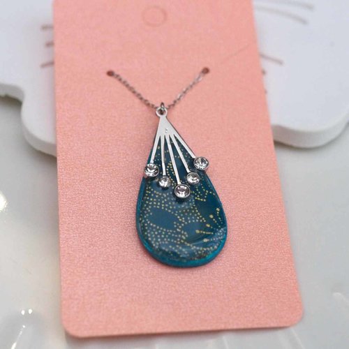 Collier en acier avec du papier japonais résiné sur une goutte de polymère