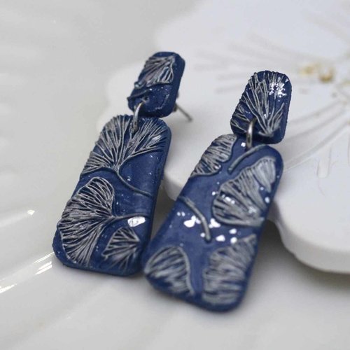 Boucles d’oreilles artisanales réalisées en polymère bleu nuit aux reflets argentés avec des feuilles ginkgos