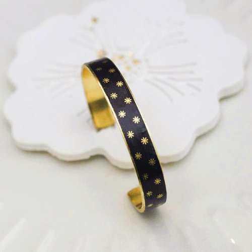 Bracelet jonc plat en laiton brut en papier japonais vernis noir et or, un bijou au style nippon minimaliste