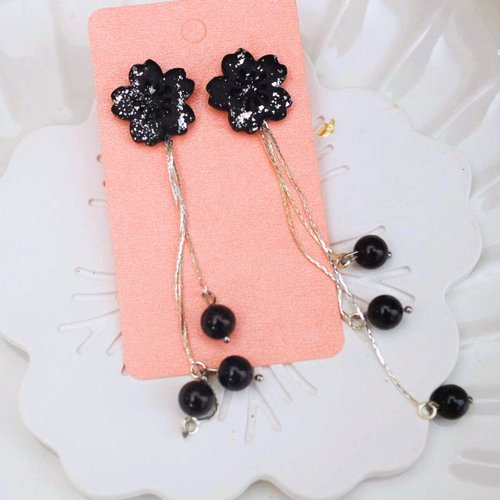 Boucles d’oreilles fleur sakura noir et argent avec des longues franges et des perles naturelles des obsidiennes
