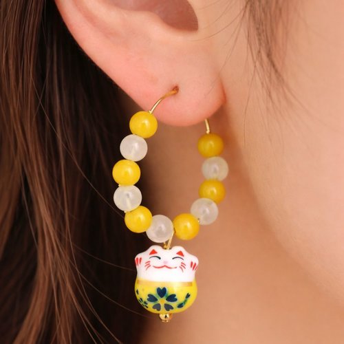 Boucles d'oreilles créoles avec des jades jaunes et des citrines et des petits chats maneki neko