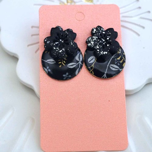 Boucles d’oreilles artisanales réalisées en polymère noir aux reflets argentés