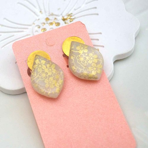 Boucles d’oreilles artisanales réalisées en polymère avec des fleurs de sakura sur des boucles pour des oreilles non percées