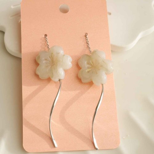 Boucles d’oreilles en forme de fleur de cerisier, réalisées en polymère aux reflets blancs