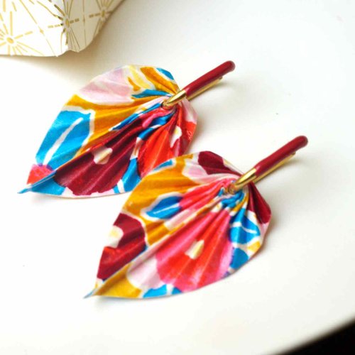 Boucles d'oreilles origami avec des feuilles multicolores et des anneaux créoles rouge et or