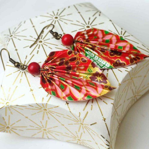 Boucles d'oreilles origami feuilles avec son papier japonais verni et ses dormeuses en laiton