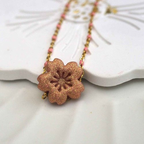 Bracelet fin en acier inoxydable doré, fleur de cerisier en polymère rose beige