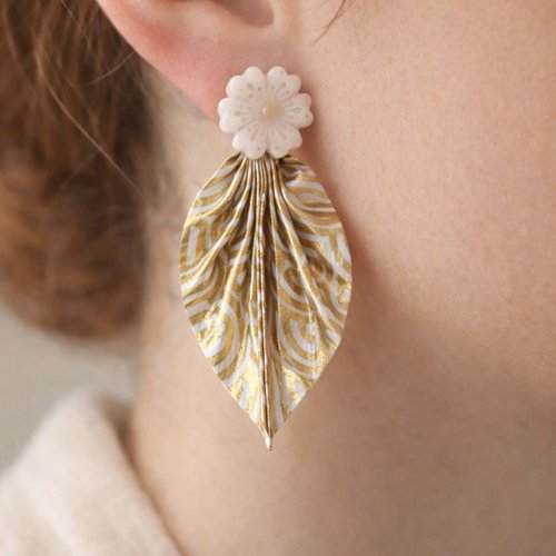 Boucles d’oreilles artisanales réalisées en polymère beige avec une feuille origami en papier japonais verni