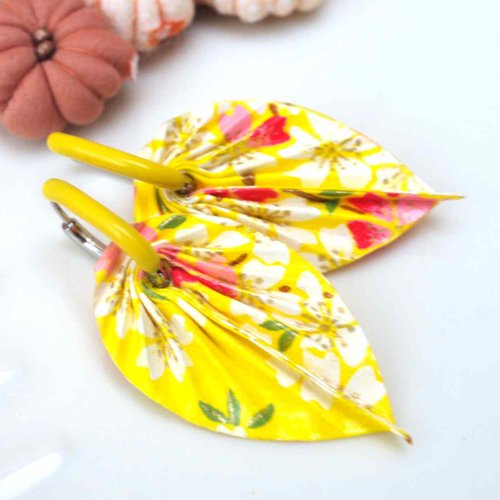 Boucles d’oreilles feuilles en origami avec du papier japonais & créoles jaunes