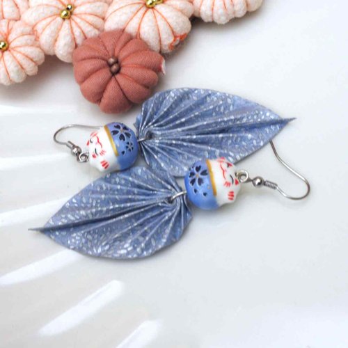 Boucles d'oreilles origami feuilles papier washi bleu argenté avec des chats maneki, un porte-bonheur japonais