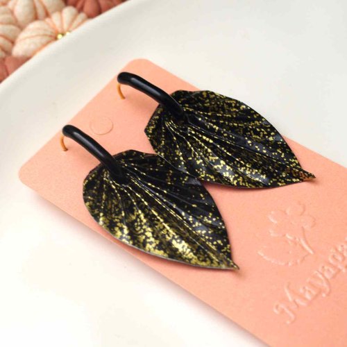 Boucles d’oreilles feuilles origami avec du papier noir & or, créoles en acier