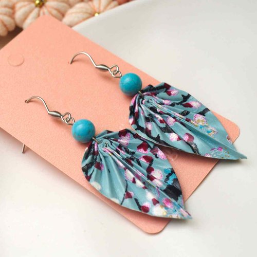 Boucles d'oreilles feuille origami bleu clair avec des fleurs de cerisier et des perles de turquoises